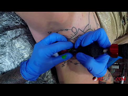 ❤️ Tsis tshua muaj tattooed hottie Sully Savage tau txais tattoo ntawm nws clitoris ❌ Fucking ntawm peb ﹏